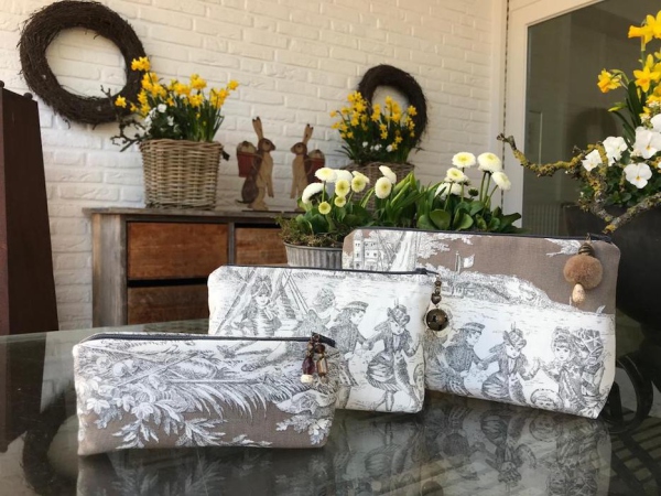 Täschchen und Taschen in unterschiedlichen Größen aus Designerstoffen